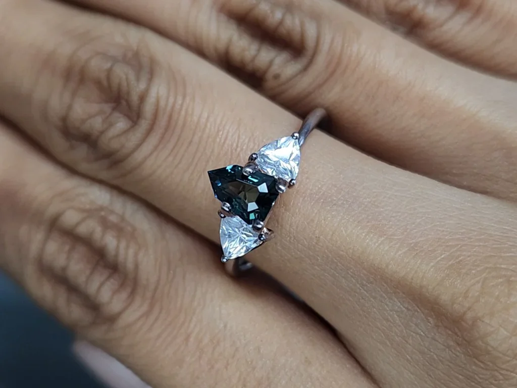 Sapphire Teal fancy cut 1.03 carats, Madagascar Image №5