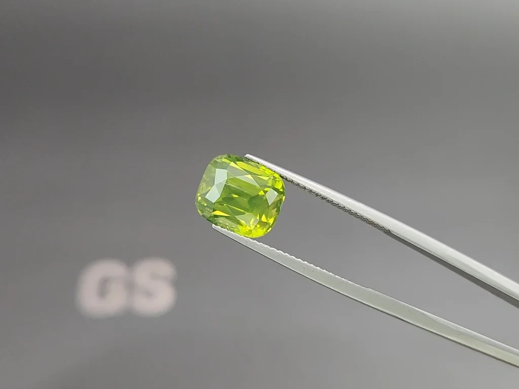 Green zircon cushion cut 7.25 carats, Africa Image №3