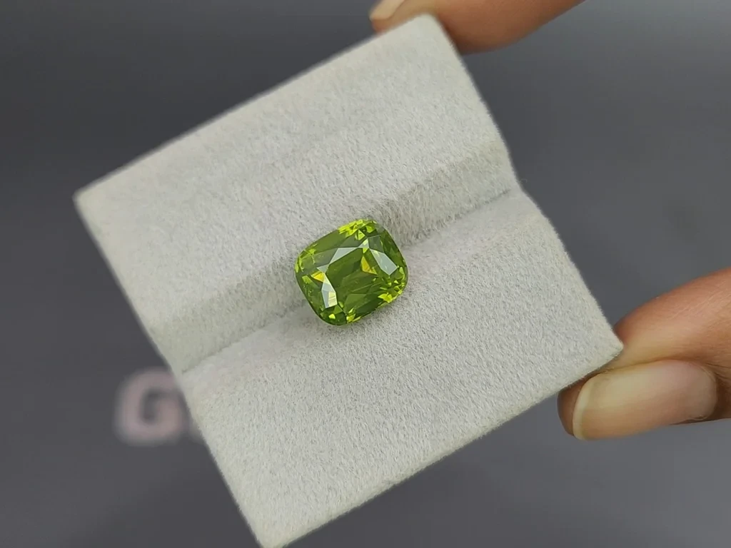 Green zircon cushion cut 7.25 carats, Africa Image №4