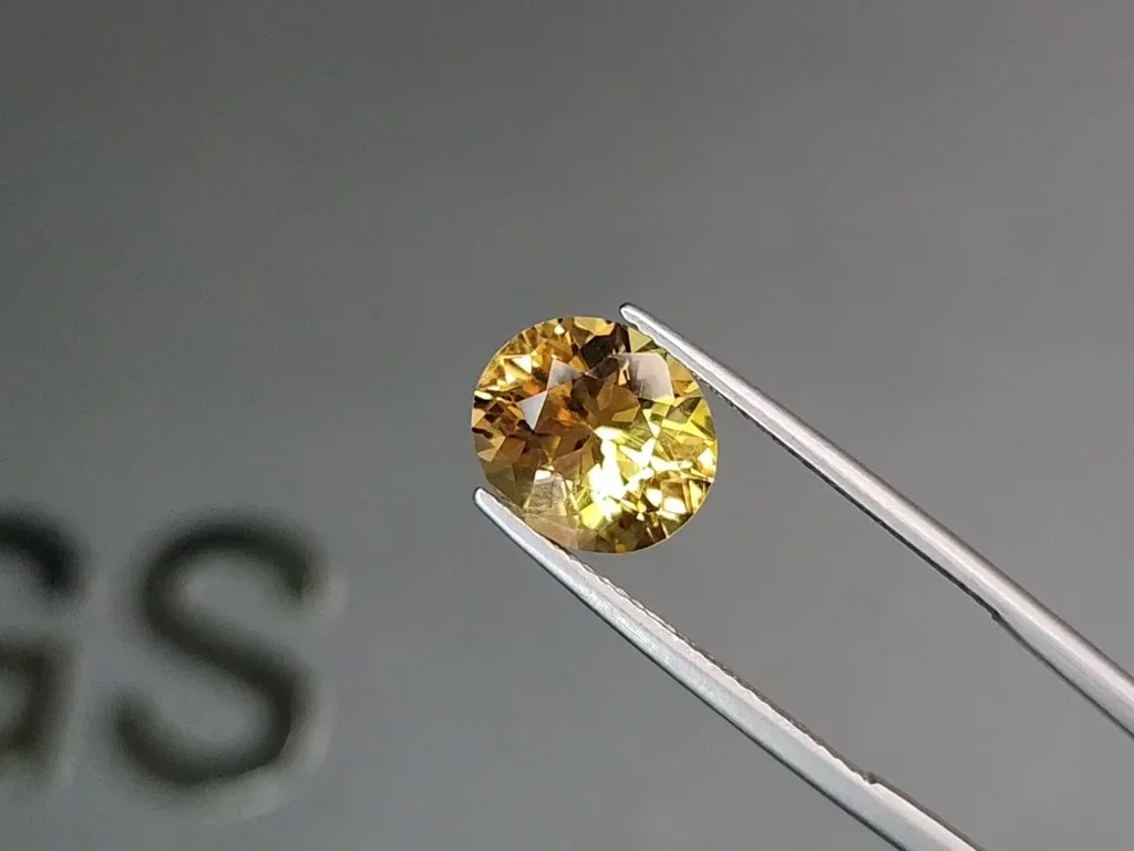 Golden Imperial topaz in oval cut 4.44 carats, Brazil  Image №3