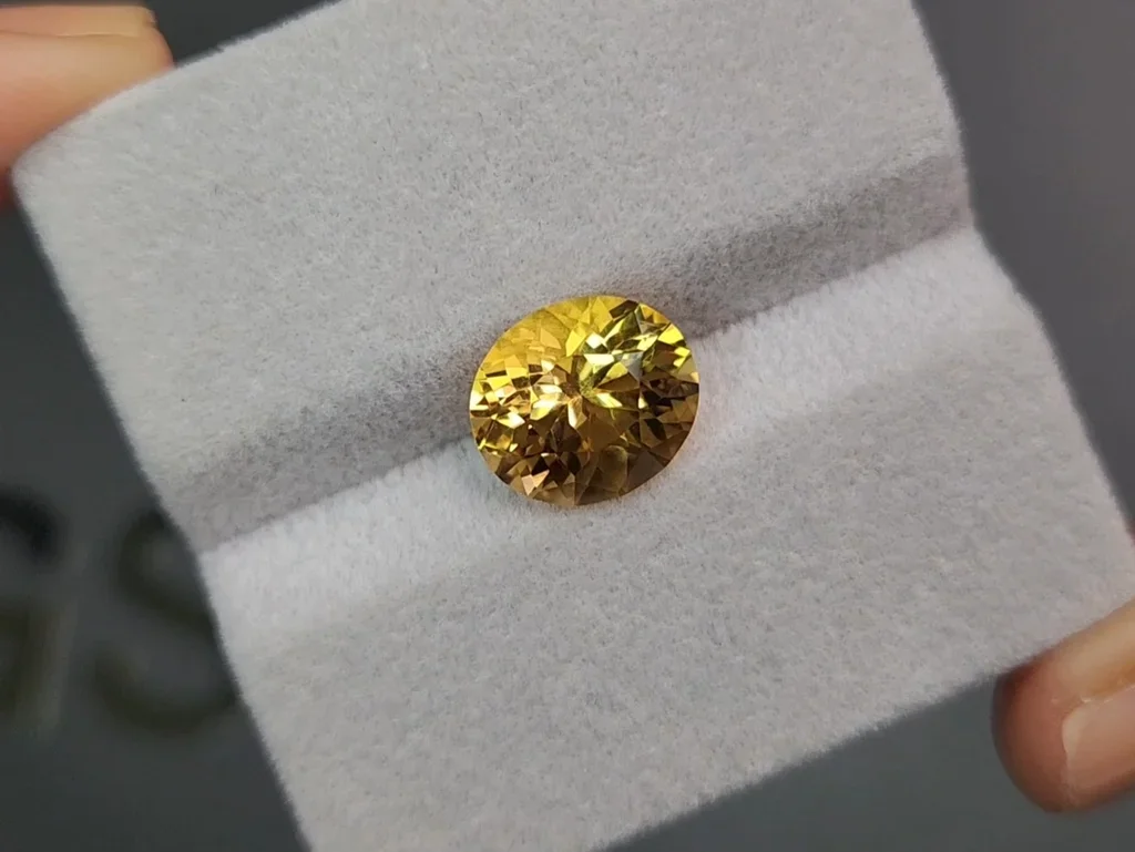 Golden Imperial topaz in oval cut 4.44 carats, Brazil  Image №4