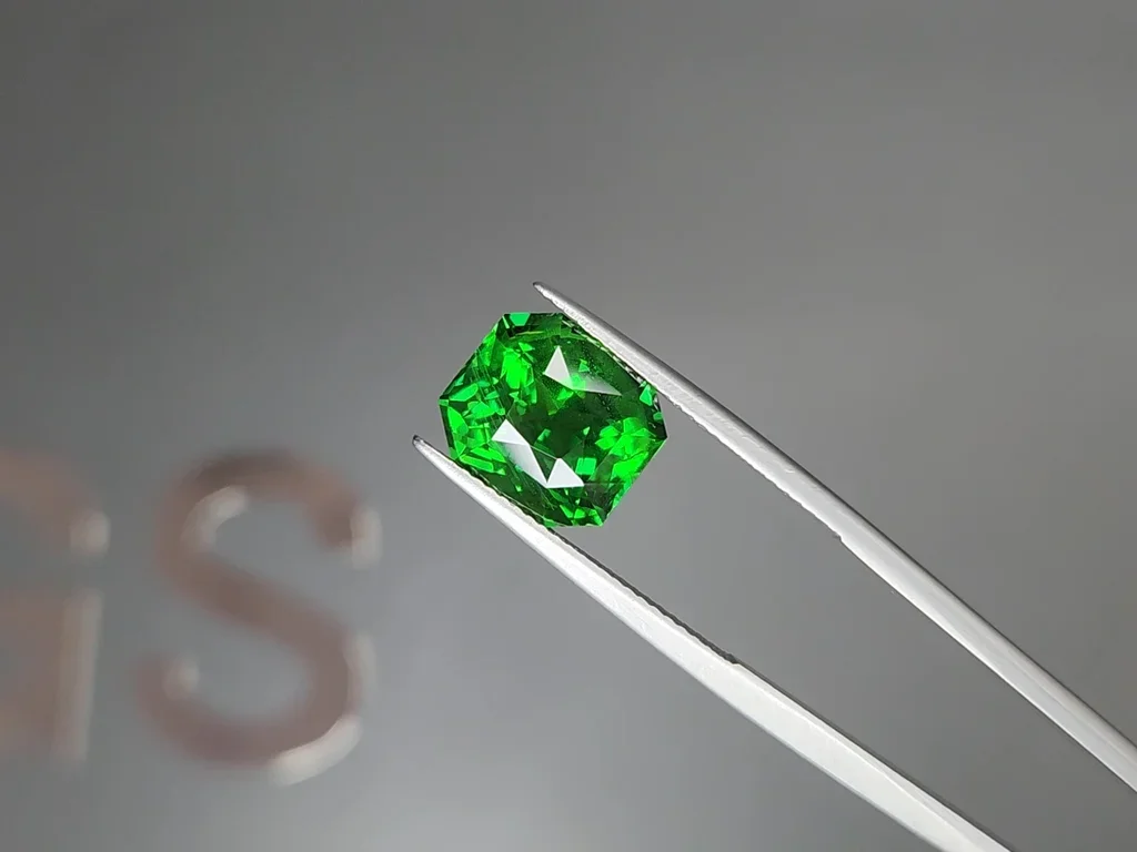 Vivid-green tsavorite garnet in radiant cut 6.49 carats, Tanzania  Image №3