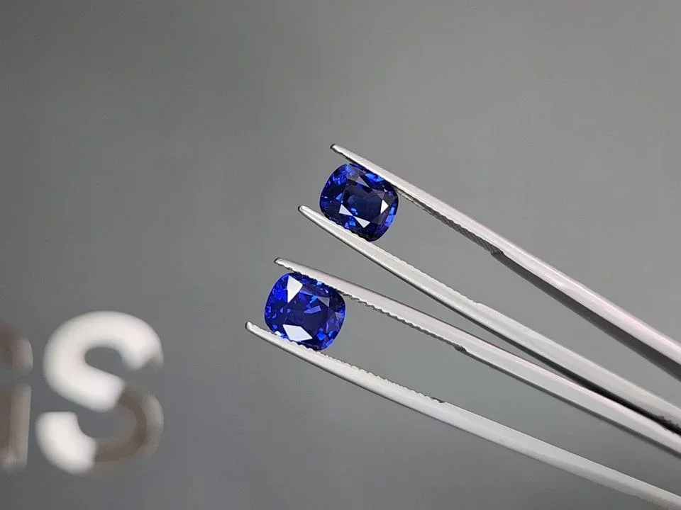 Pair of Royal blue sapphires in cushion cut 3.98 carats, Sri Lanka Image №3
