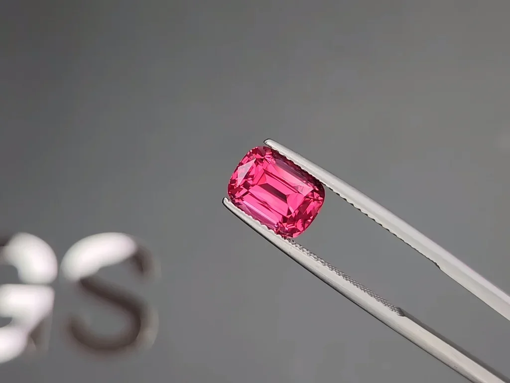 Spinel Mahenge Vibrant Pink-Red cushion cut 3.23 carats, Tanzania Image №3