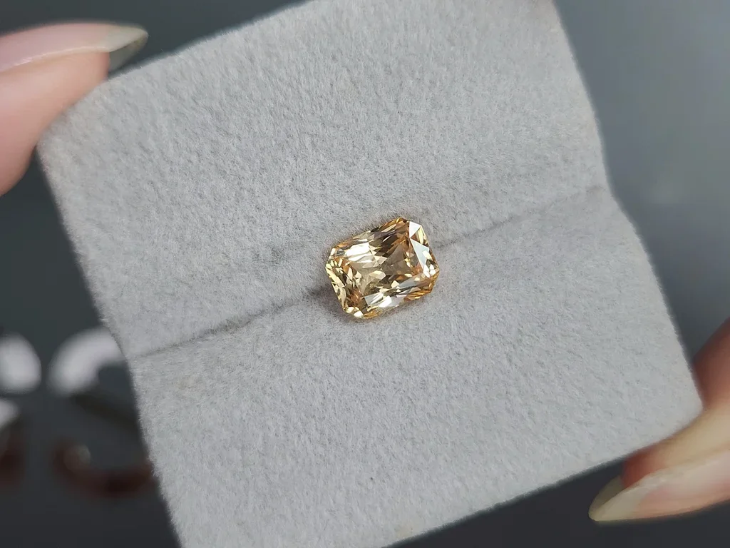 Pastel Yellow sapphire in radiant cut 2.04 carats, Sri Lanka Image №4