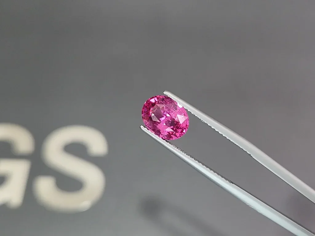 Spinel Mahenge Vivid Pink oval cut 2.60 carats, Tanzania   Image №3