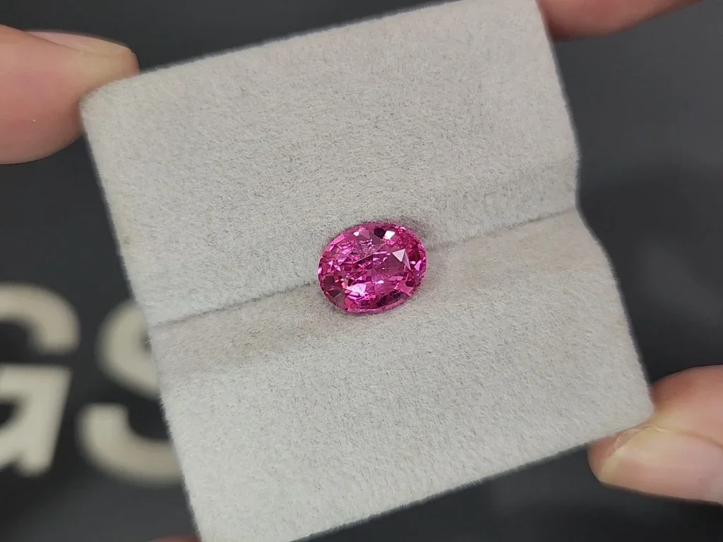 Spinel Mahenge Vivid Pink oval cut 2.60 carats, Tanzania   Image №4