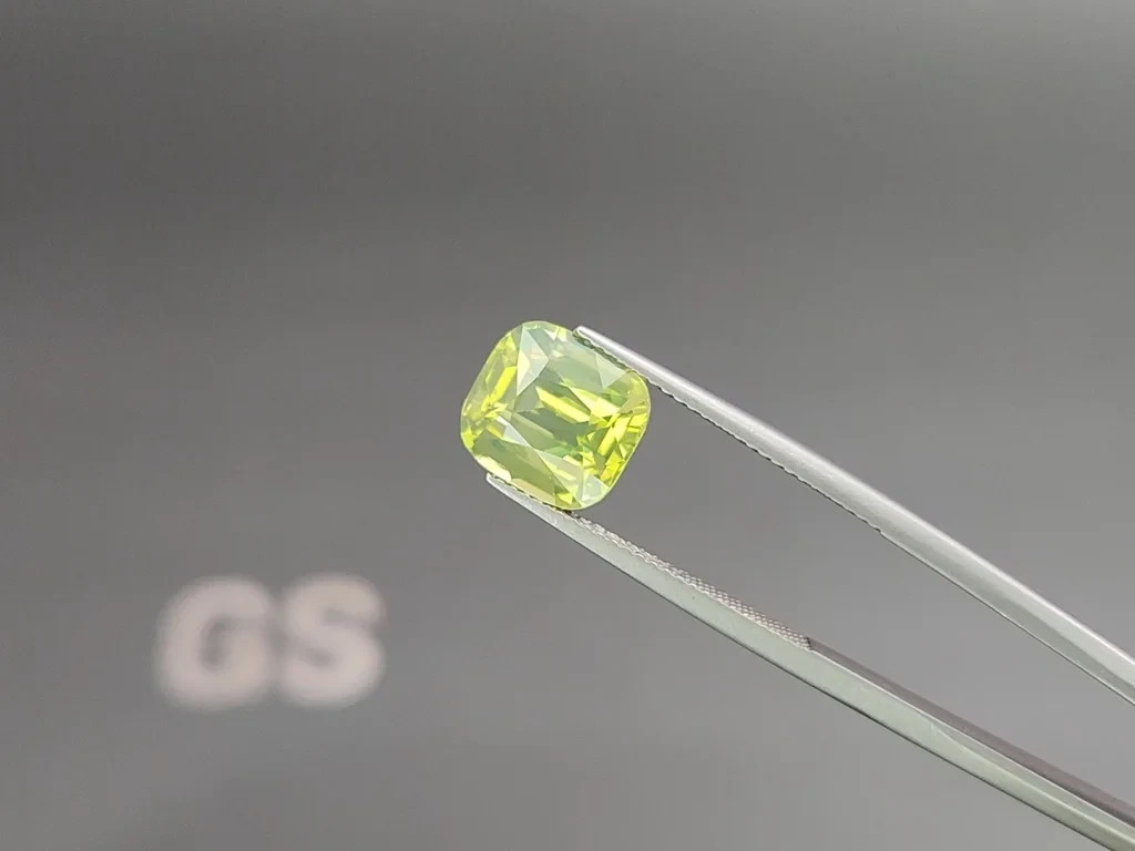 Yellow green zircon cushion cut 5.29 carats, Africa Image №3