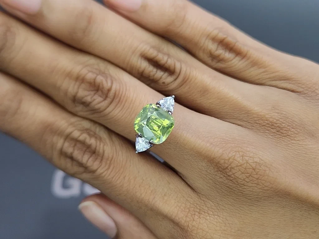 Yellow green zircon cushion cut 5.29 carats, Africa Image №5