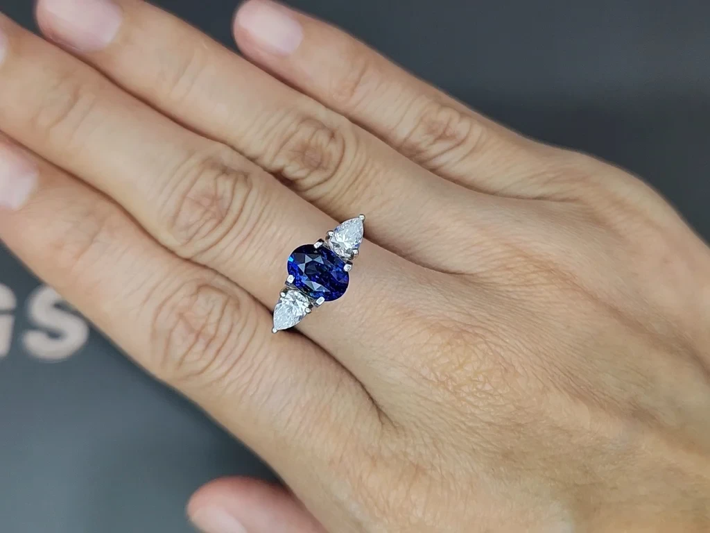 Sapphire Royal Blue oval cut 2.52 carats, Sri Lanka Image №5