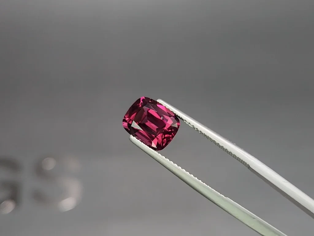 Garnet rhodolite cushion cut 4,10 carats, Madagascar Image №3