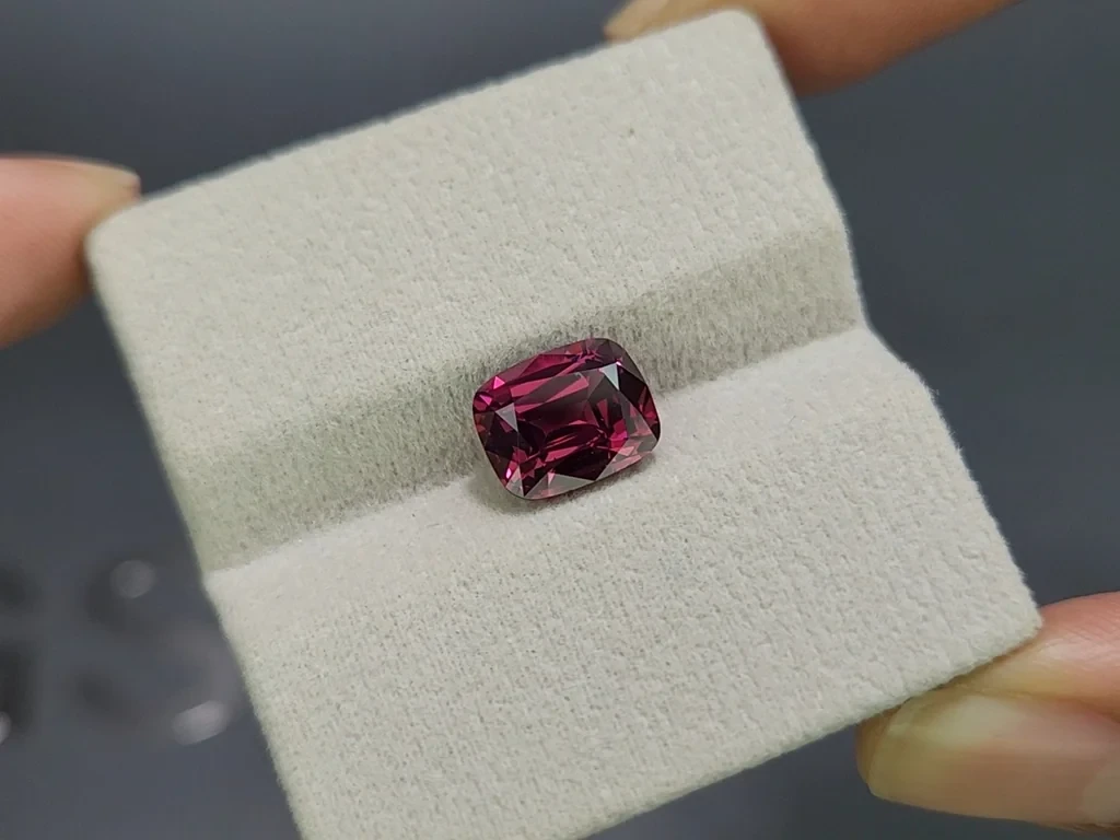 Garnet rhodolite cushion cut 4,10 carats, Madagascar Image №4