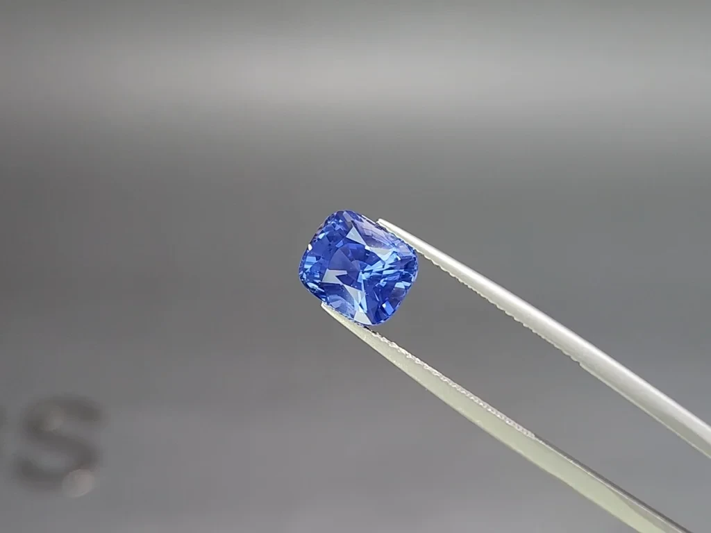 Unheated blue sapphire cushion cut 5.06 carats, Sri Lanka Image №3