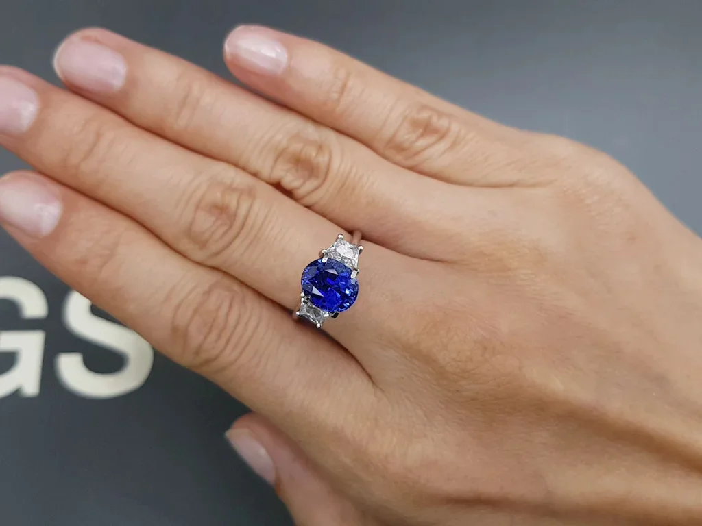 Intense Cornflower Blue sapphire in oval cut 3.20 carats, Sri Lanka Image №5