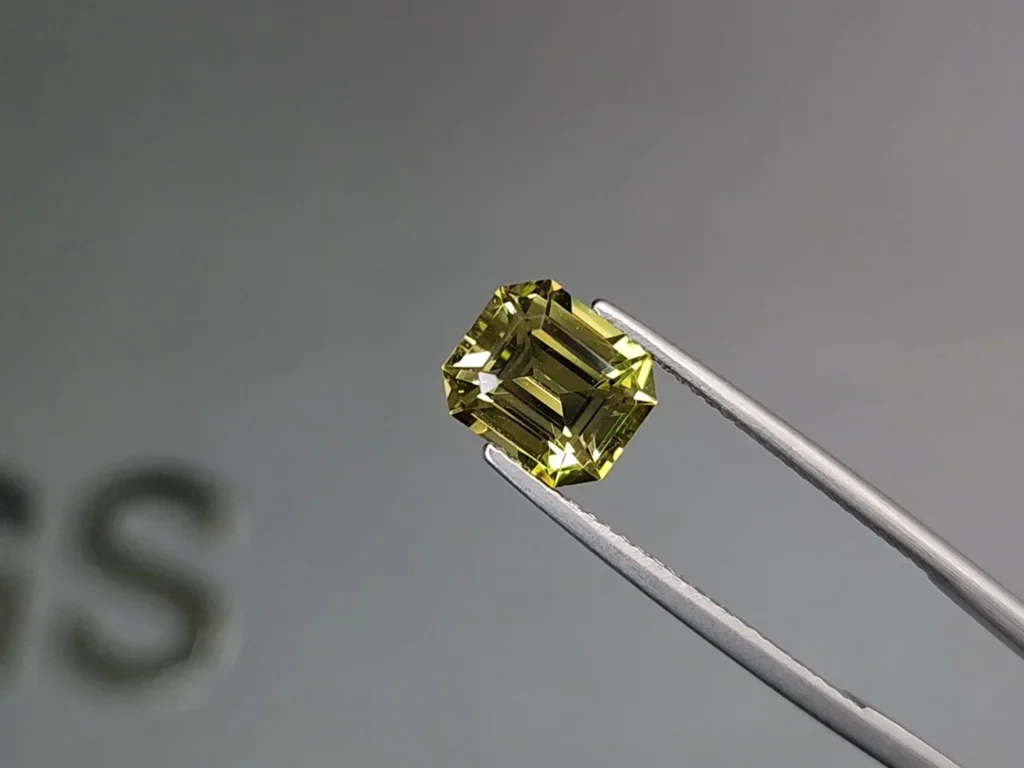 Chrysoberyl in octagon cut 3.30 carats, Sri Lanka Image №3