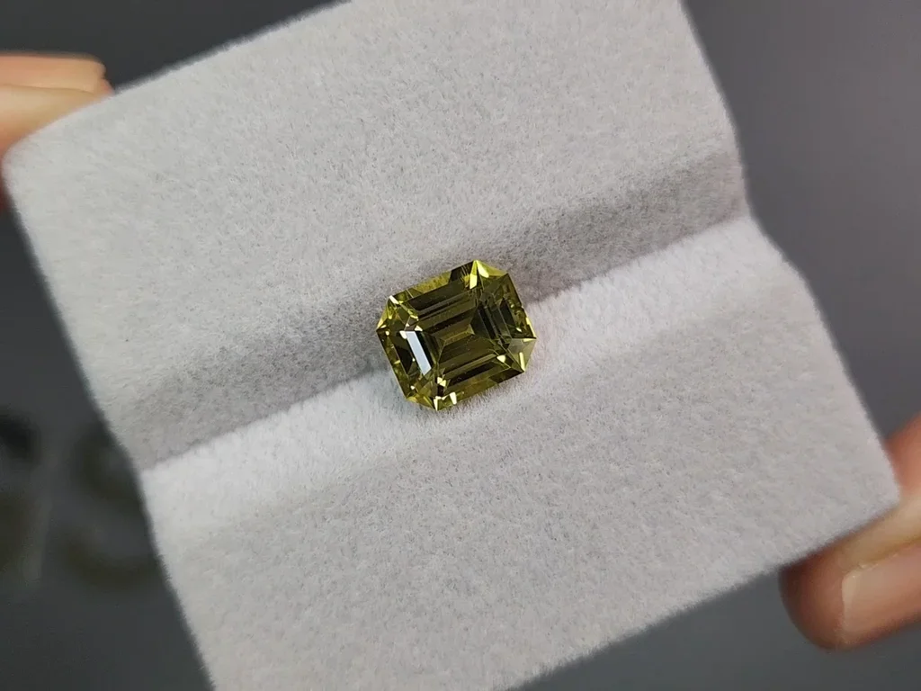 Chrysoberyl in octagon cut 3.30 carats, Sri Lanka Image №4