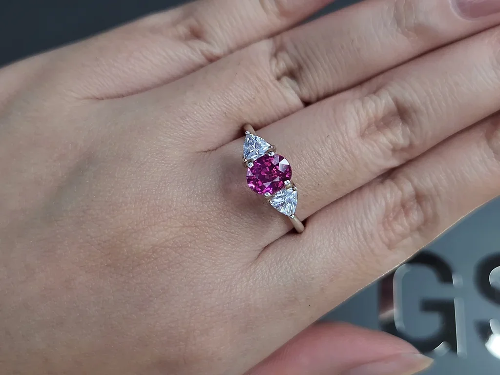 Unheated Vivid Pink sapphire in oval cut 1.55 carats, Sri Lanka Image №5