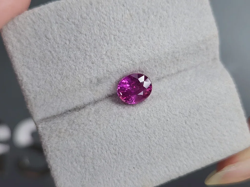 Unheated Vivid Pink sapphire in oval cut 1.55 carats, Sri Lanka Image №4