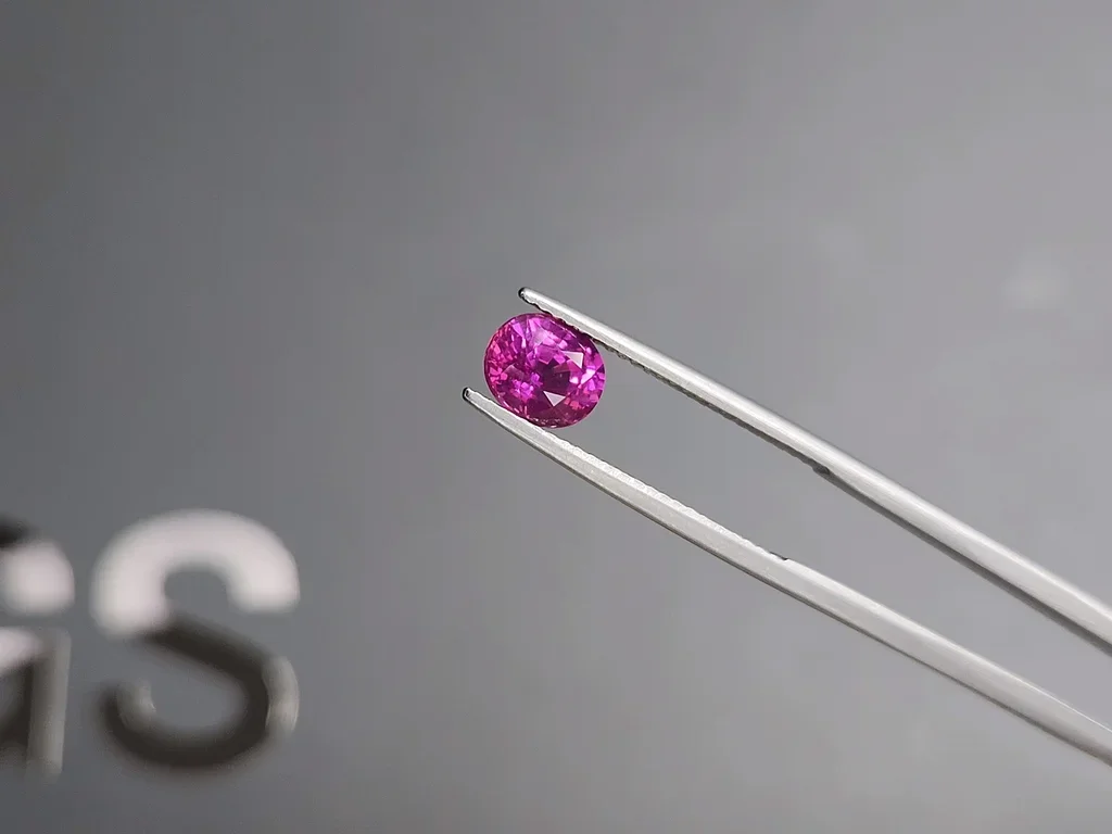 Unheated Vivid Pink sapphire in oval cut 1.55 carats, Sri Lanka Image №3