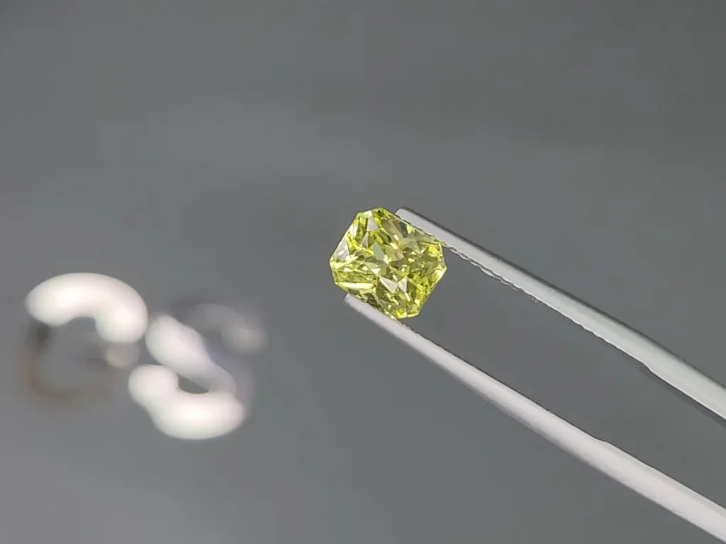 Yellow green chrysoberyl radiant cut 2.19 carats, Sri Lanka Image №3