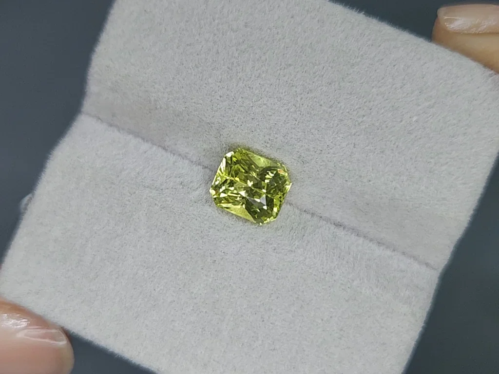 Yellow green chrysoberyl radiant cut 2.19 carats, Sri Lanka Image №4