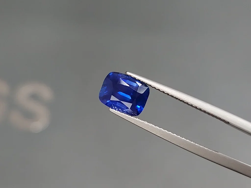 Sapphire Royal Blue cushion cut 2.22 carats, Sri Lanka  Image №3