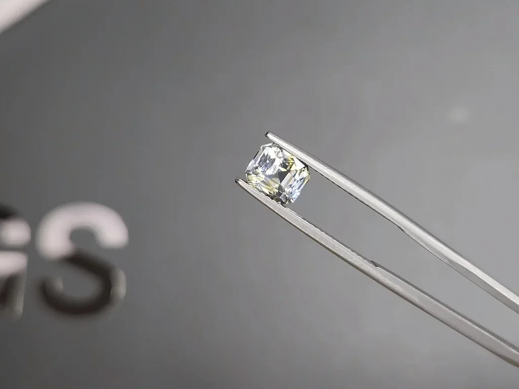 Unheated Bi-color sapphire in radiant cut 2.13 carats, Sri Lanka Image №3