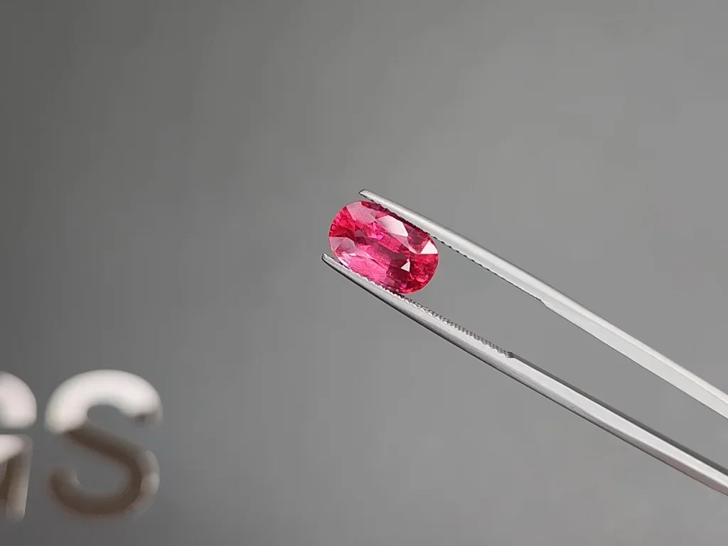 Vivid Red-Pink Mahenge spinel in cushion cut 4.12 carats, Tanzania Image №3