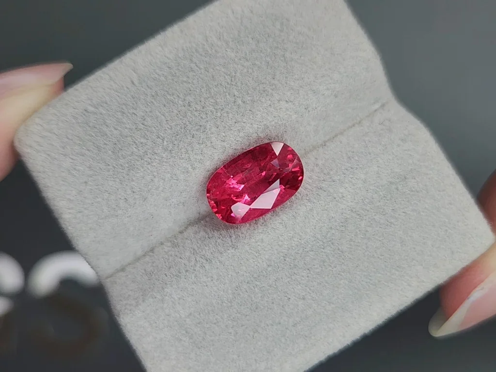 Vivid Red-Pink Mahenge spinel in cushion cut 4.12 carats, Tanzania Image №4