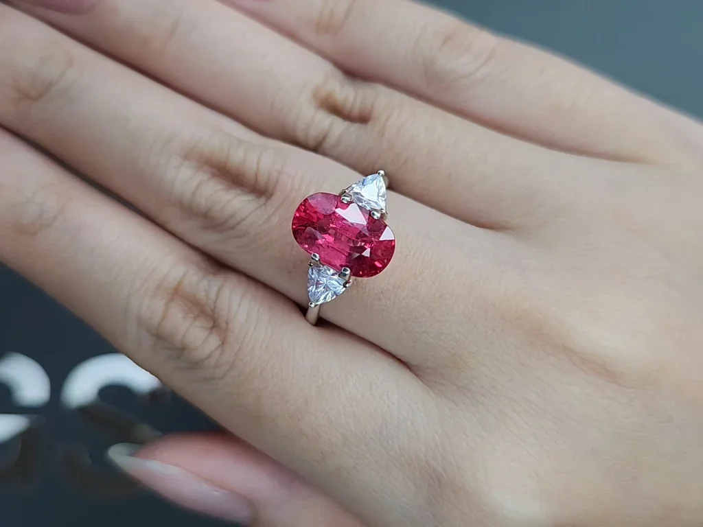 Vivid Red-Pink Mahenge spinel in cushion cut 4.12 carats, Tanzania Image №5