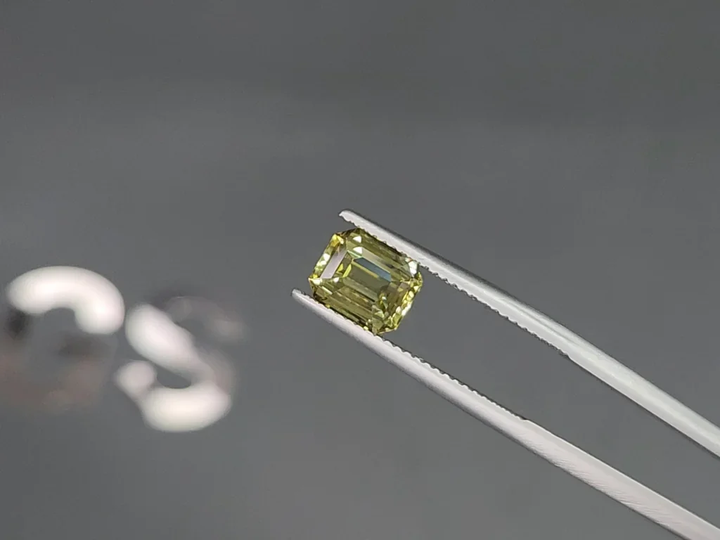Yellow green chrysoberyl octagon cut 2.57carats, Sri Lanka Image №3