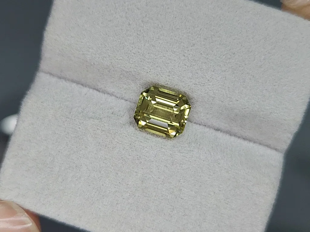 Yellow green chrysoberyl octagon cut 2.57carats, Sri Lanka Image №4