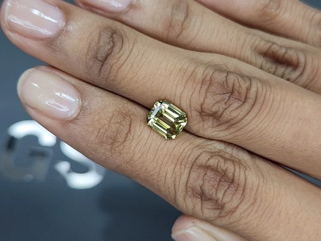 Yellow green chrysoberyl octagon cut 2.57carats, Sri Lanka Image №2