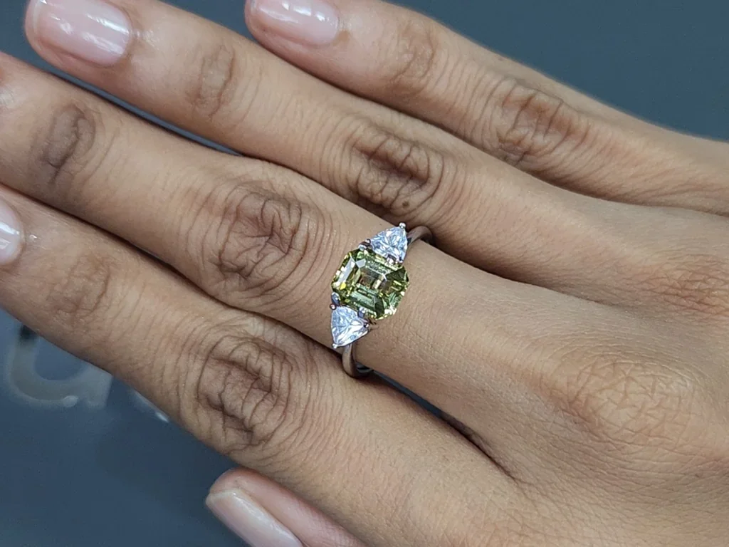 Yellow green chrysoberyl octagon cut 2.57carats, Sri Lanka Image №5