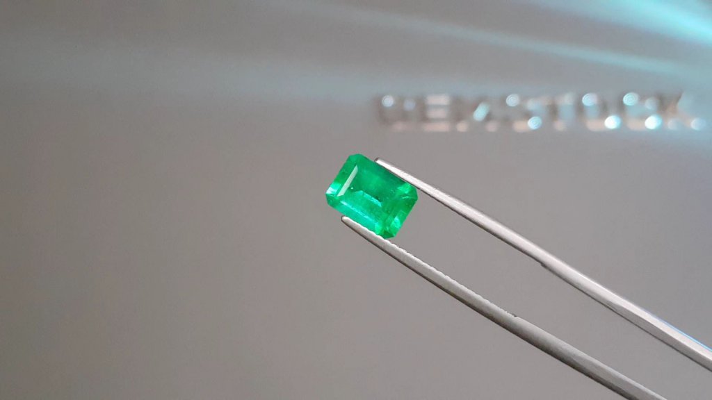 Vivid green emerald in octagon cut 1.50 ct, Colombia Image №3