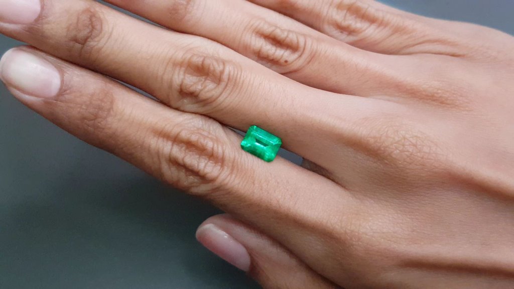 Vivid green emerald in octagon cut 1.50 ct, Colombia Image №2