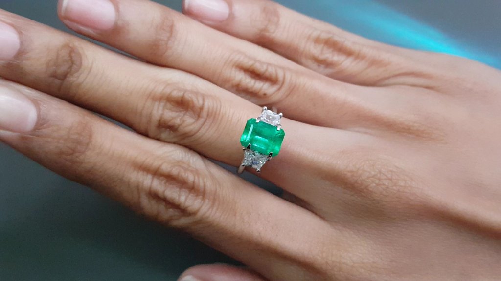 Vivid green emerald in octagon cut 1.50 ct, Colombia Image №4
