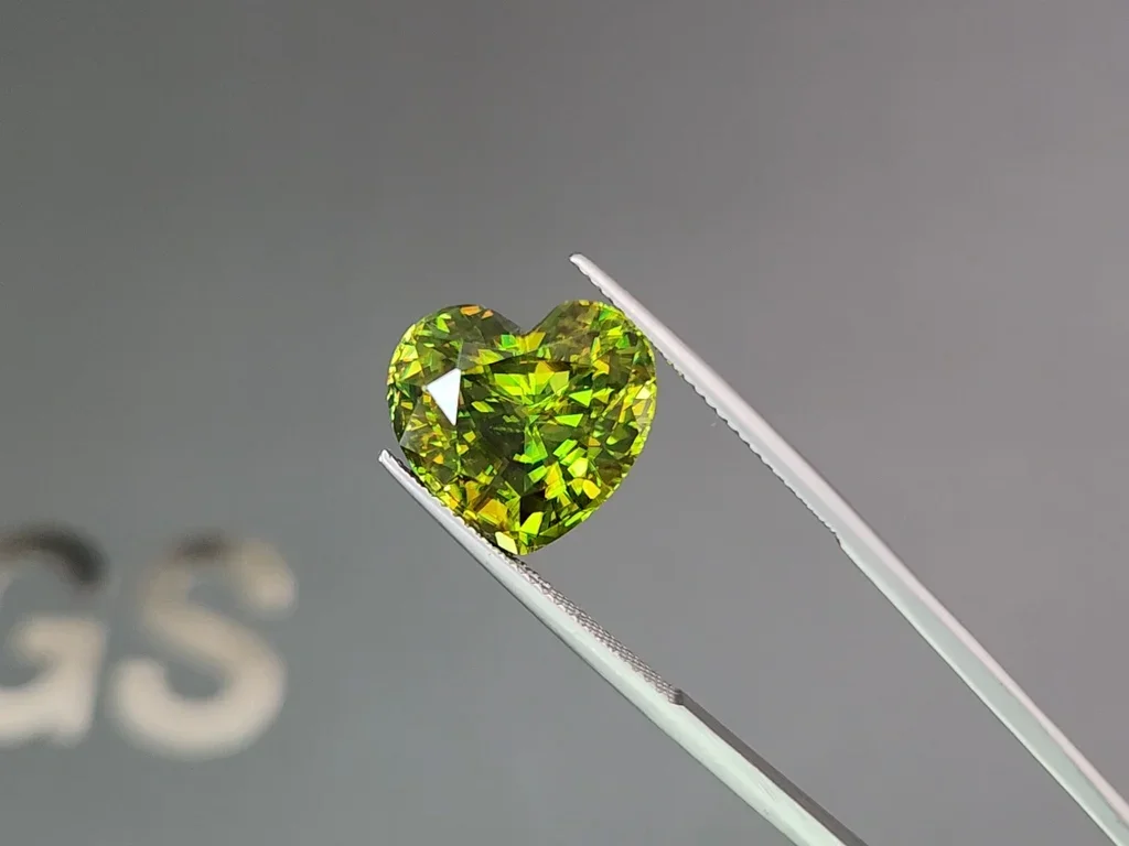 Green sphene in heart shape 14.21 carats, Madagascar  Image №3