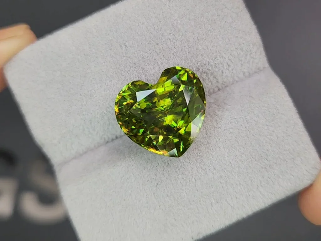 Green sphene in heart shape 14.21 carats, Madagascar  Image №4