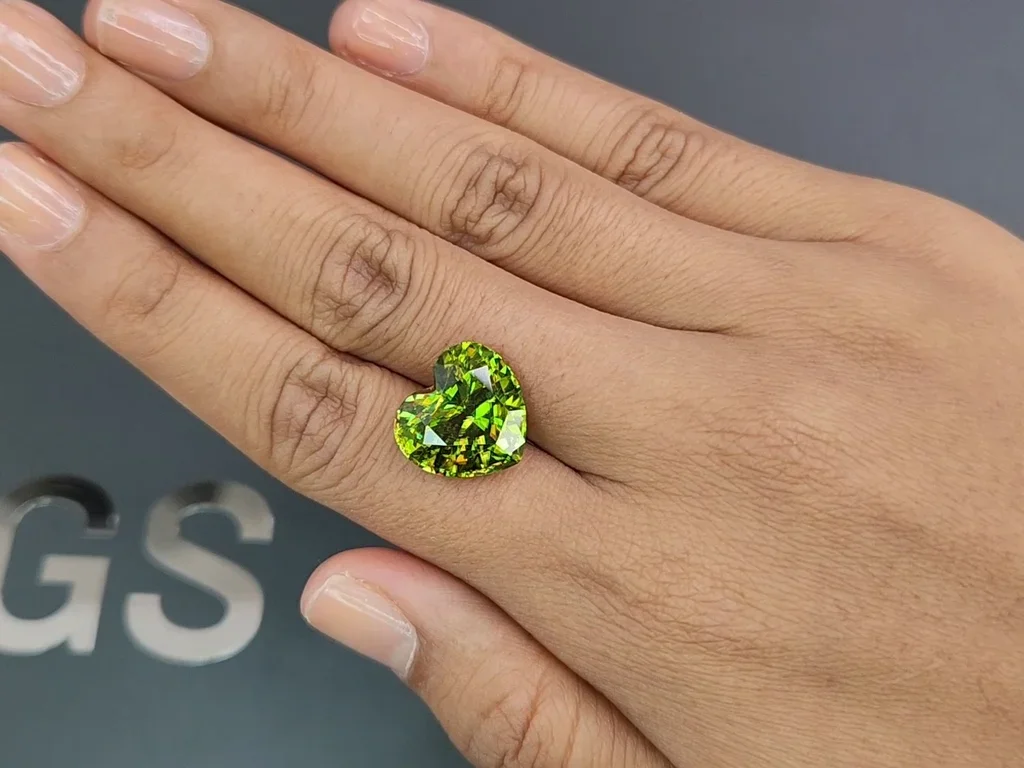 Green sphene in heart shape 14.21 carats, Madagascar  Image №2