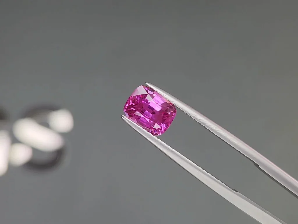 Unheated vivid pink sapphire in cushion cut 2.15 carats, Madagascar Image №3