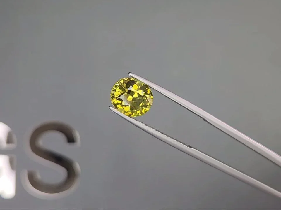 Yellow-green chrysoberyl in oval cut 3.67 carats, Sri Lanka Image №3