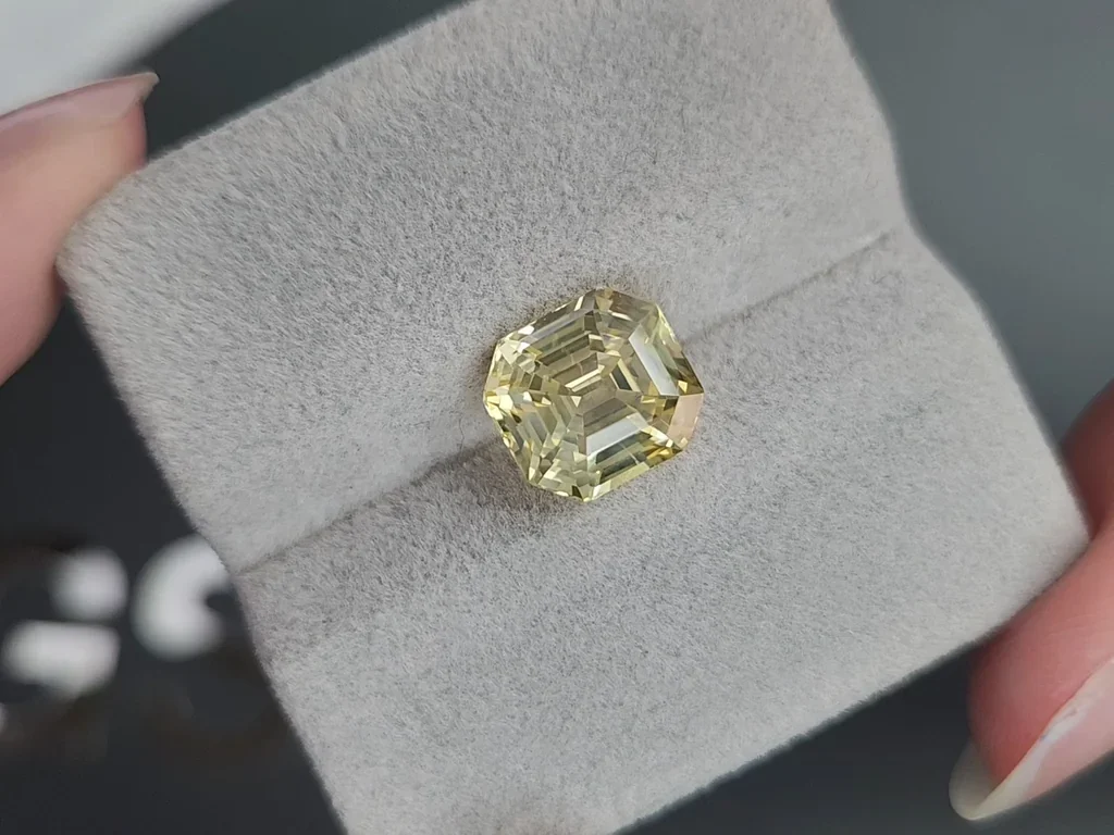 Unheated yellow sapphire in asscher cut 6.07 carats, Sri Lanka Image №4