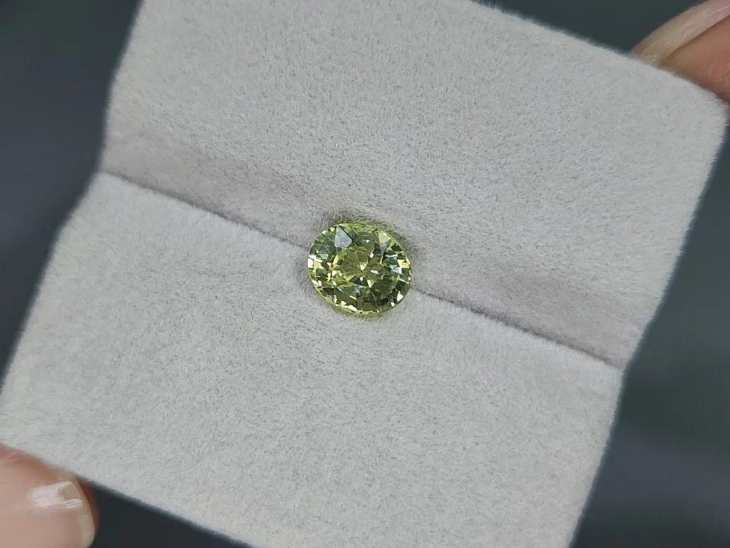 Yellow green chrysoberyl oval cut 1.67 carats, Sri Lanka Image №4