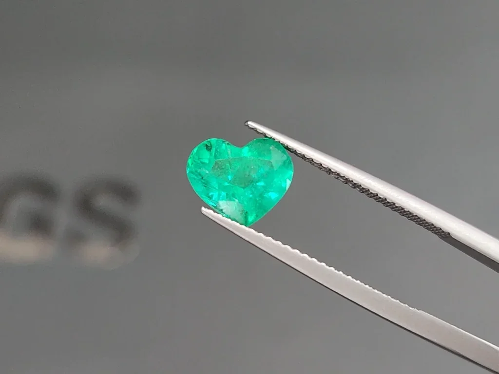 Emerald heart shape 2.03 carats, Colombia Image №3