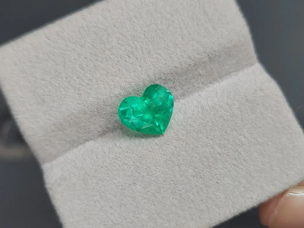 Emerald heart shape 2.03 carats, Colombia Image №4