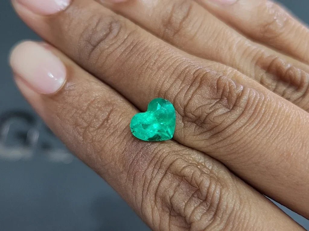Emerald heart shape 2.03 carats, Colombia Image №2