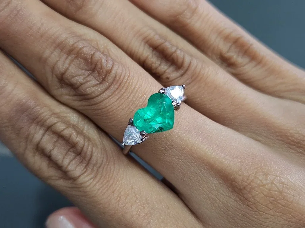 Emerald heart shape 2.03 carats, Colombia Image №5