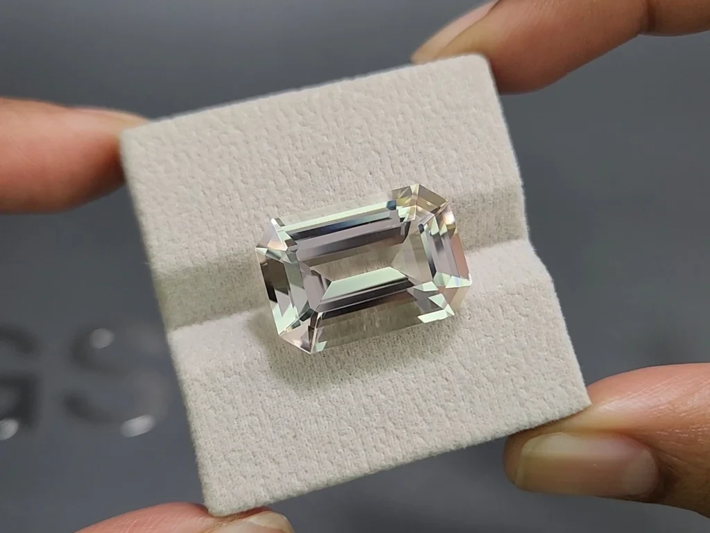 Large kunzite octagon cut 23.29 carats, Pakistan Image №4