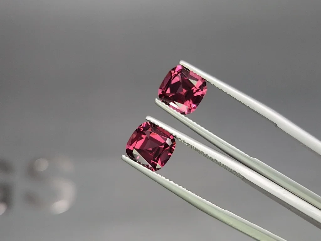 Pair of rhodolite garnets cushion cut 5.47 carats, Madagascar Image №4